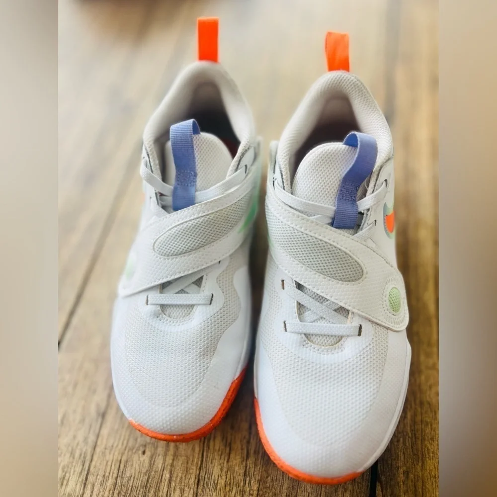 Nike Team Hustle D 11 (GS) White/Orange/Green Girl's Sneakers-Sizes 3Y like new